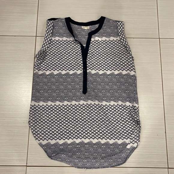 Antilia Femme Top Pre loved printed V-Neck Top with side slips. - Picture 1 of 7